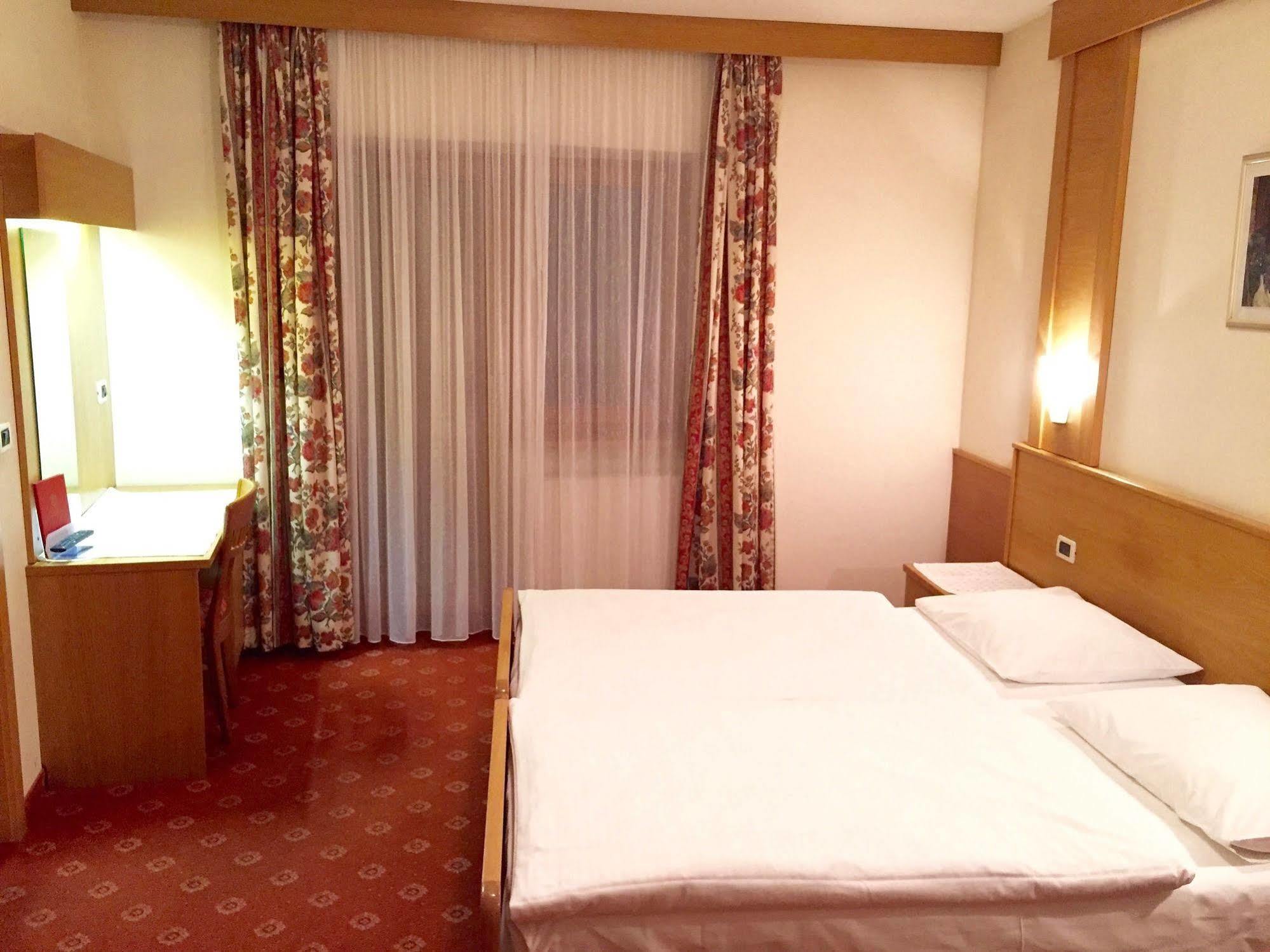 Hotel Waldheim Sarnonico Εξωτερικό φωτογραφία